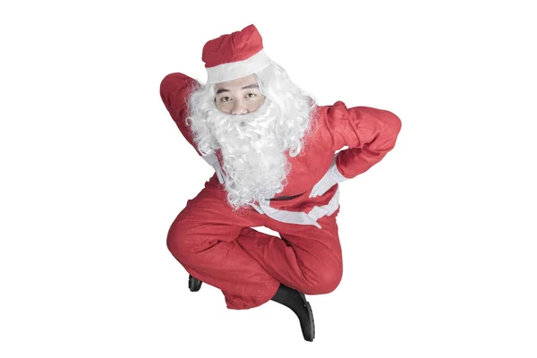 Aziatische Man Santa Kostuum Zitten Geïsoleerd Witte Achtergrond — Stockfoto