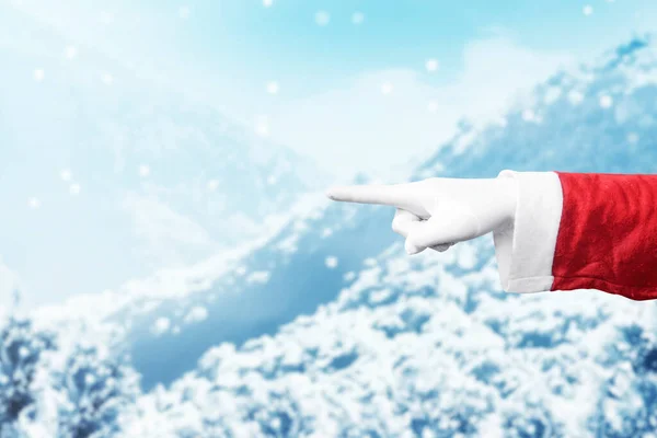 Święty Mikołaj Wskazując Coś Tle Opadów Śniegu Puste Miejsce Miejsce — Zdjęcie stockowe