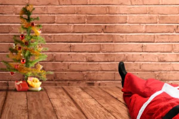 Санта Клаус Лежить Дерев Яній Підлозі Ялинкою Веселого Різдва — стокове фото