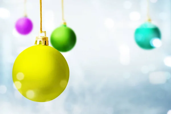 Bunte Weihnachtskugel Hängt Vor Verschwommenem Hintergrund Frohe Weihnachten — Stockfoto