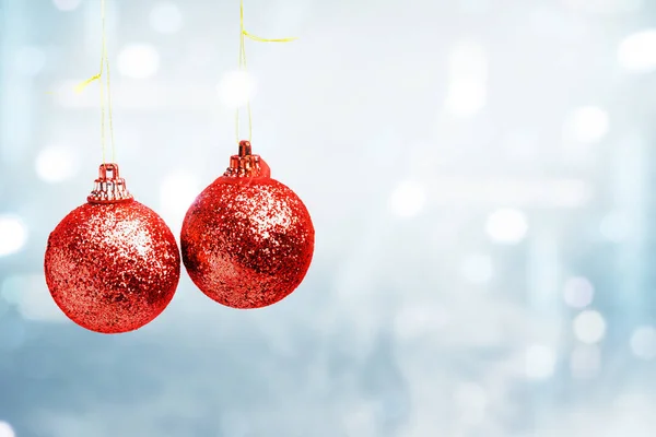赤いクリスマスボールがぼやけた光の背景でぶら下がっている メリークリスマス — ストック写真
