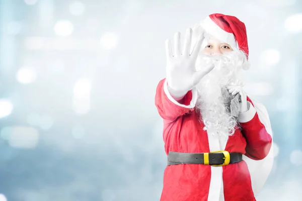 Asiatischer Mann Weihnachtsmannkostüm Mit Offener Hand Die Eine Geschenktüte Mit — Stockfoto