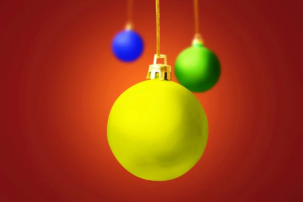 Цветной Рождественский Шар Висит Цветном Фоне Счастливого Рождества — стоковое фото