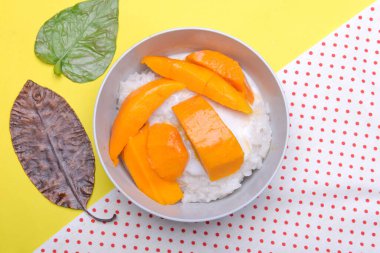 Renkli arkaplanda mango pilavı var.
