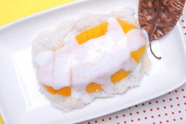 Tabakta renkli arkaplanlı mango pilavı var.