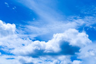 Mavi arkaplanlı bulutlu manzaralar