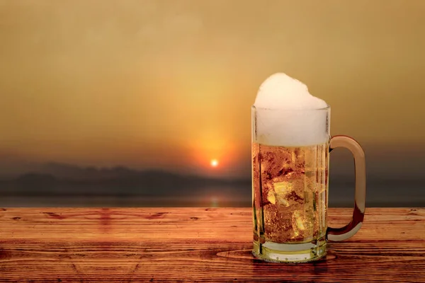 Bicchiere Birra Fredda Sul Tavolo Con Sfondo Cielo Tramonto — Foto Stock