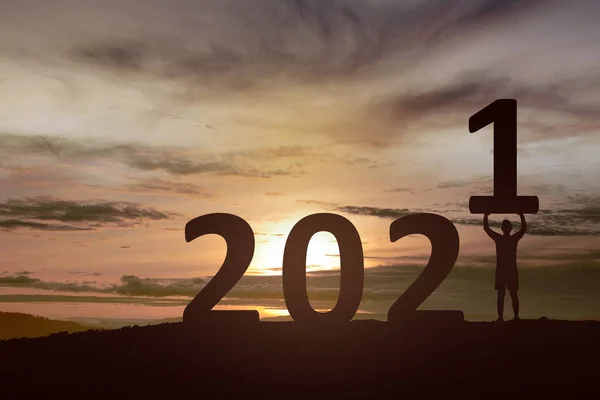 Silueta Hombre Celebrando Año Nuevo Feliz Año Nuevo 2021 — Foto de Stock