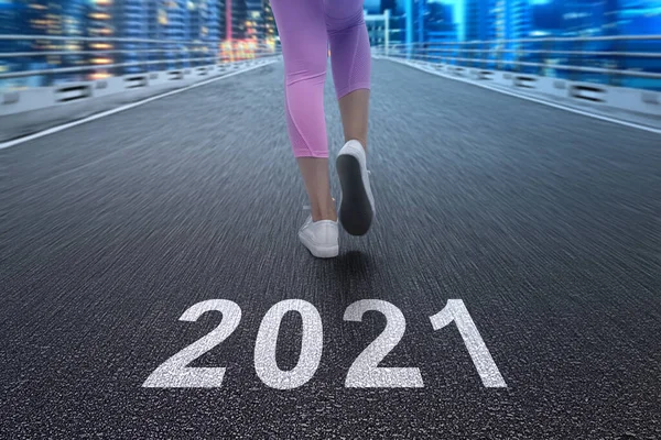 Mulher Corredora Corre Linha 2021 Feliz Ano Novo 2021 — Fotografia de Stock