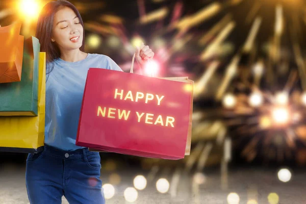 Ασιάτισσα Που Κουβαλάει Τσάντες Για Ψώνια Και Γιορτάζει Την Πρωτοχρονιά — Φωτογραφία Αρχείου