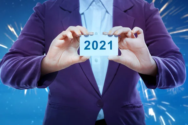 Mano Empresaria Mostrando Una Tarjeta Con 2021 Feliz Año Nuevo — Foto de Stock