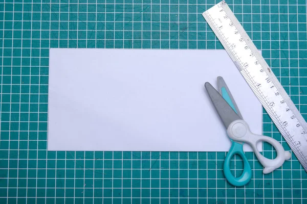 ハサミと定規で白い紙を切断マットに空にします コピースペースのための空の白い紙 — ストック写真