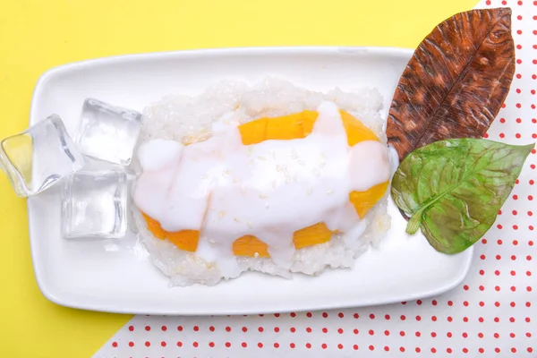 Mango Plakkerige Rijst Plaat Met Een Gekleurde Achtergrond — Stockfoto