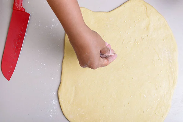 Manos Haciendo Masa Con Cuchillo Mesa — Foto de Stock