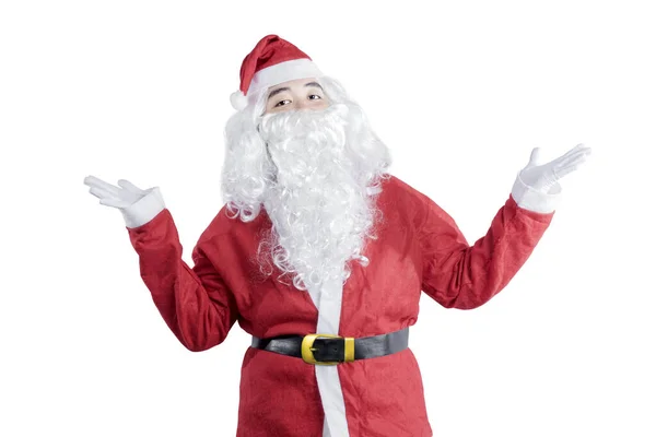 Asiatischer Mann Weihnachtsmannkostüm Mit Geöffneter Handfläche Steht Isoliert Vor Weißem — Stockfoto