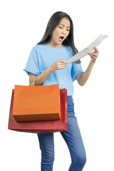 쇼핑백을 아시아 여성이 법안을 충격을 받았다 — 스톡 사진
