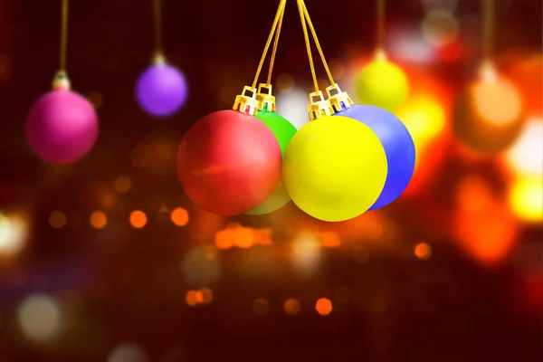Цветной Рождественский Шар Висит Размытом Светлом Фоне Счастливого Рождества — стоковое фото