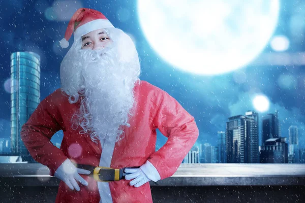 Ασιάτης Κοστούμι Σάντα Στέκεται Cityscape Νύχτα Φόντο Καλά Χριστούγεννα — Φωτογραφία Αρχείου