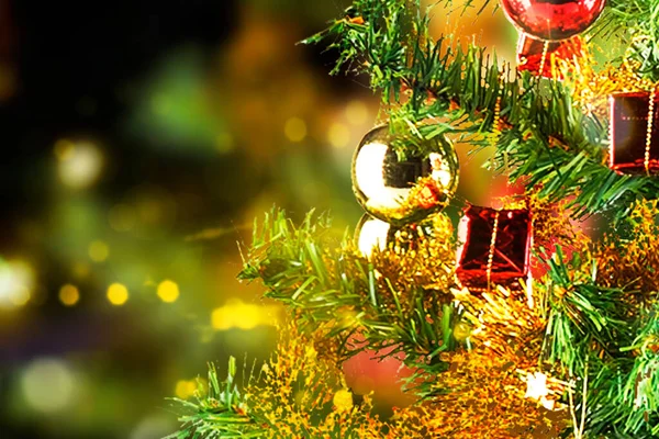 背景がぼやけたカラフルな装飾が施されたクリスマスツリー — ストック写真