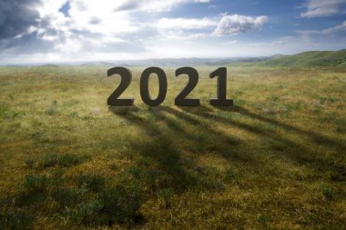2021 sahada, mavi gökyüzü arka planında. Mutlu yıllar 2021
