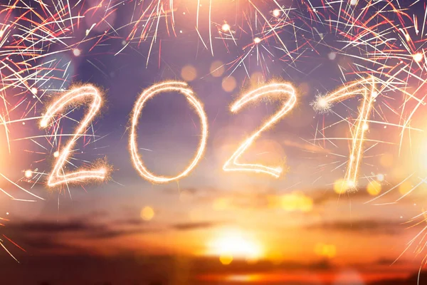 2021 년에는 배경에 반짝이는 2021 — 스톡 사진