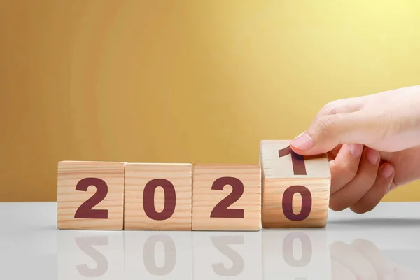 Hand Wechselt Den Holzwürfel Von 2020 Auf 2021 Frohes Neues — Stockfoto