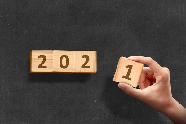 Mano Cambia Cubo Madera 2020 2021 Feliz Año Nuevo 2021 —  Fotos de Stock