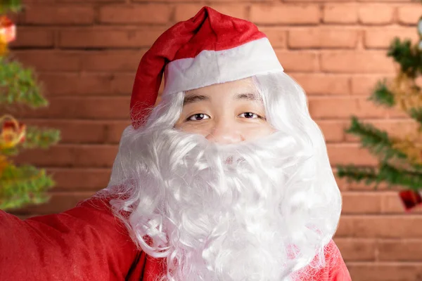 Asiatischer Mann Weihnachtsmannkostüm Macht Ein Selfie Mit Backsteinmauer Hintergrund Frohe — Stockfoto