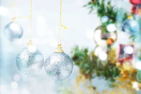 Silberne Weihnachtskugel Die Vor Verschwommenem Hintergrund Hängt Frohe Weihnachten — Stockfoto