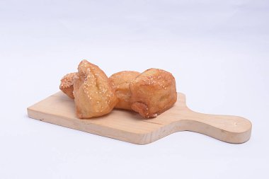 Beyaz arkaplanlı kesme tahtasındaki yastık ekmekleri