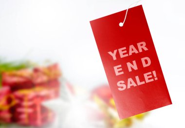 Yıl sonu indirimli etiketli, bulanık ışık arka planlı kırmızı etiket. Mutlu yıllar 2021