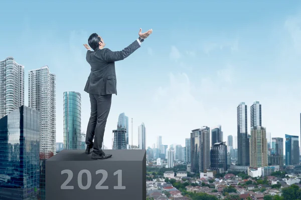 2021年 亚洲商人站在楼梯上的后视镜 2021年新年快乐 — 图库照片
