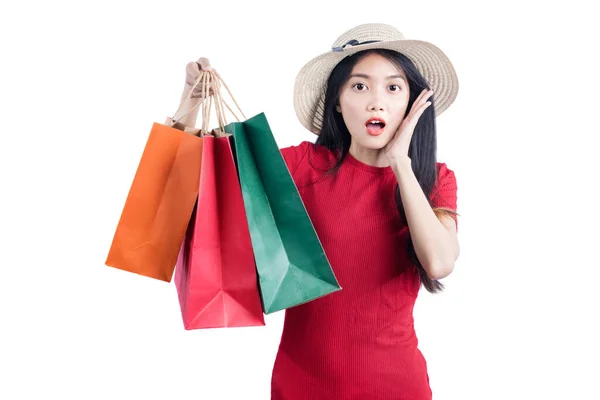 Asiatin Mit Hut Trägt Einkaufstüten Isoliert Über Weißem Hintergrund — Stockfoto