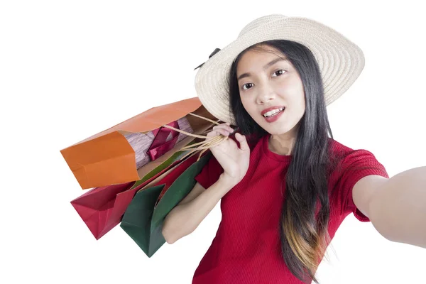 Asiatico Donna Con Cappello Portando Shopping Bags Prendendo Selfie Isolato — Foto Stock