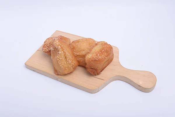 Pane Cuscino Sul Tagliere Con Sfondo Bianco — Foto Stock