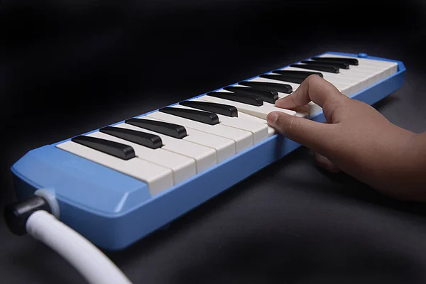 Instrumento Musical Órgano Soplado Pianica Mano Con Fondo Negro — Foto de Stock