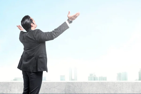 Rückansicht Eines Asiatischen Geschäftsmannes Der Mit Erhobener Hand Auf Dem — Stockfoto