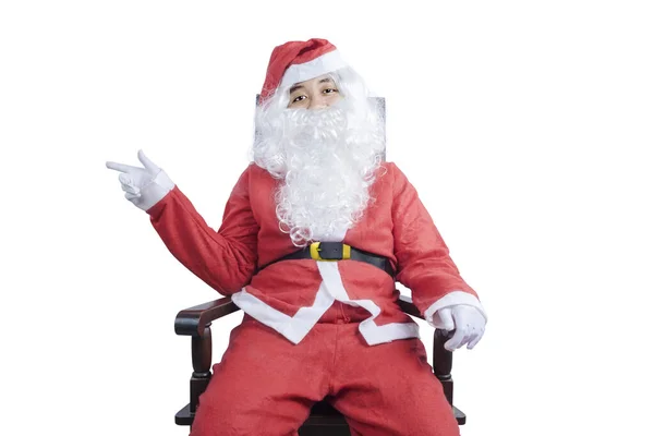 Asiatischer Mann Weihnachtsmannkostüm Zeigt Etwas Vereinzeltes Über Weißem Hintergrund Platz — Stockfoto
