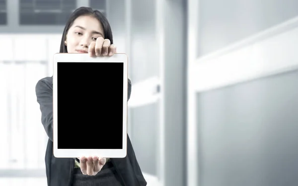 Mujer Negocios Asiática Mostrando Pantalla Tableta Blanco Sala Oficina Pantalla —  Fotos de Stock