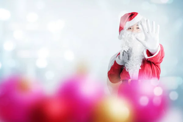 Noel Baba Kostümü Giymiş Asyalı Bir Adam Elinde Açık Bir — Stok fotoğraf