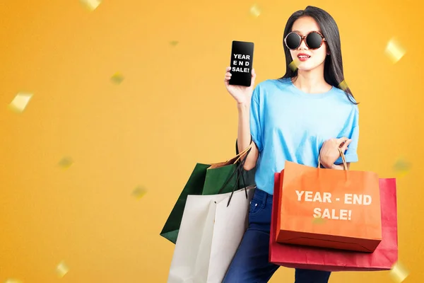 Mujer Asiática Con Bolsas Compras Que Muestran Pantalla Del Teléfono —  Fotos de Stock