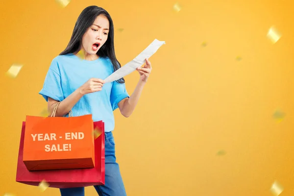 Mujer Asiática Con Bolsas Compras Conmocionada Después Comprar Year End —  Fotos de Stock