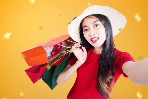 Mujer Asiática Con Sombrero Llevando Bolsas Compras Tomando Selfie Venta —  Fotos de Stock