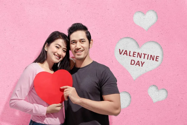 Casais Asiáticos Segurando Coração Vermelho Com Fundo Rosa Dia Dos — Fotografia de Stock