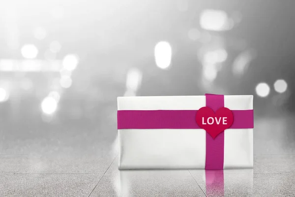 Witte Geschenkdoos Met Rood Lint Hartvorm Met Love Tekst Vloer — Stockfoto