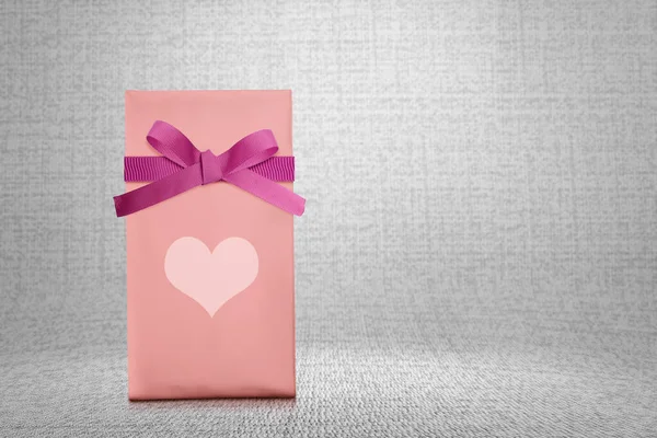 Caja Regalo Rosa Con Cinta Roja Corazón Con Fondo Texturizado —  Fotos de Stock