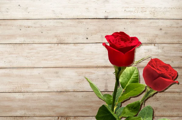 Червоні Троянди Дерев Яному Столику Валентинів День — стокове фото