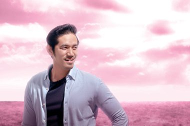 Dramatik gökyüzü geçmişi olan Asyalı bir adam. Sevgililer Günü