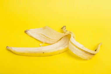 Sarı zemin üzerinde muz kabuğu