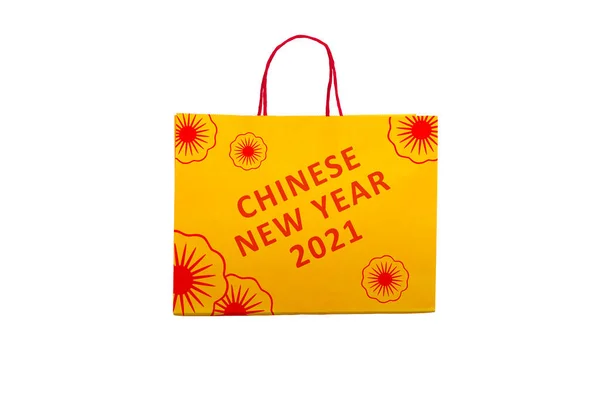 황금색 쇼핑백에 중국의 2021 문자가 배경으로 분리되어 — 스톡 사진